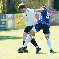 Der Heldritter Spielertrainer Christopher Autsch (links) im Duell mit Nick Beichel.