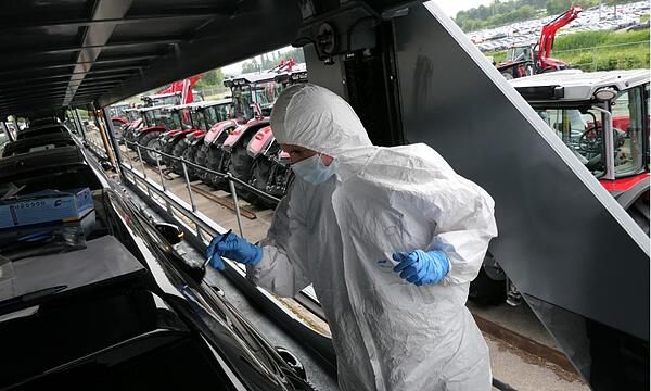 Randalierer beschädigen Neuwagen auf Autozug