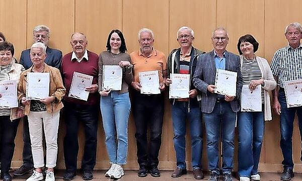 Auf dem Bild sind zu sehen (hinten von links): Werner Fischer (Ehrenamtsbeauftragter), Daniela Mersdorf, Luisa Spahn, Bernd Keller, Horst Söder, Michelle Mersdorf, Wilfried Huppmann, Dieter Söder, Anton Schorn, Edith Schorn, Gottfried Stürzenberge...