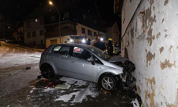 Auto prallt in leerstehendes Gebäude: Vier Verletzte bei Verkehrsunfall