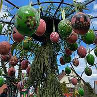 Der größte Osterbrunnen der Welt steht in Bieberbach bei Egloffstein in der Fränkischen Schweiz. Am langen Osterwochenende können dieser und viele weitere in der Fränkischen Schweiz besucht werden.