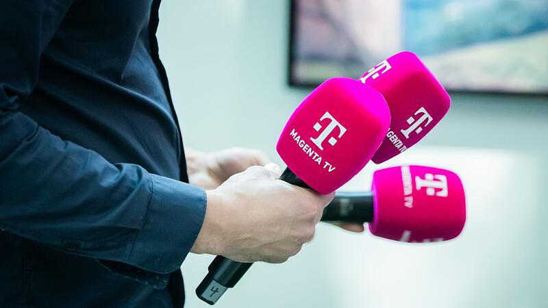 Pressekonferenz Telekom Rechtevergabe Fußball-WM 2026