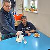 Der Leiter der Wärmestube Peter Klein legt oft auch selbst Hand an und nimmt sich gerne Zeit für einen Plausch mit den Gästen. Der Leiter der Wärmestube Peter Klein legt oft auch selbst Hand an und nimmt sich gerne Zeit für einen Plausch mit den Gästen.
