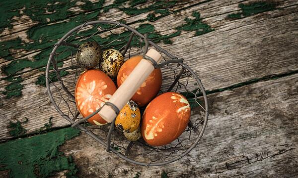 Mit Naturprodukten gefärbte Ostereier mit Muster