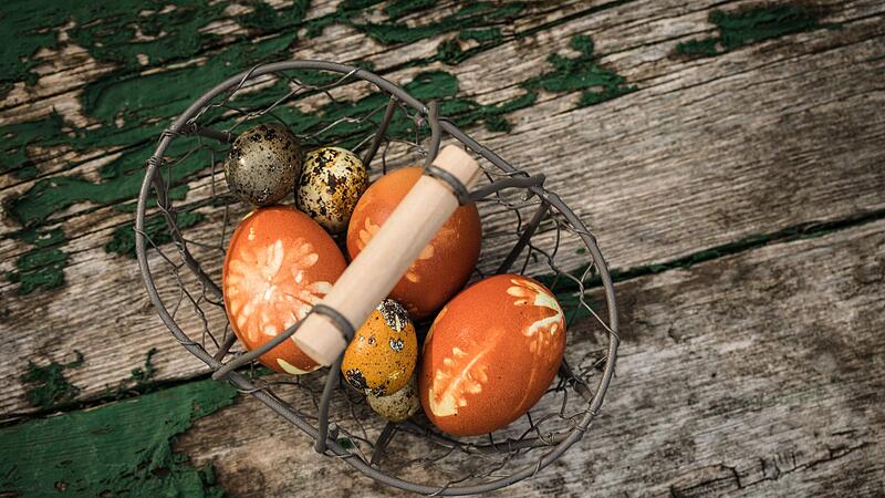 Mit Naturprodukten gefärbte Ostereier mit Muster