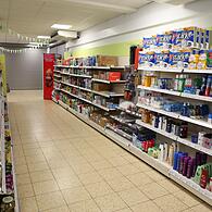Als 24/7-Markt fungiert der Dorfladen in Kaltenbrunn seit Samstag. Nicht nur Zugang und Bezahlvorgang haben sich außerhalb der üblichen Öffnungszeiten geändert. Waren mussten umgeräumt und Teile abgetrennt werden.