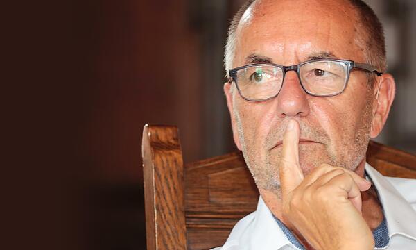Jürgen Kohmann muss sein Amt als Bürgermeister aufgeben. Seine Krankheit macht es ihm unmöglich weiterzuarbeiten. Jürgen Kohmann muss sein Amt als Bürgermeister aufgeben. Seine Krankheit macht es ihm unmöglich weiterzuarbeiten.