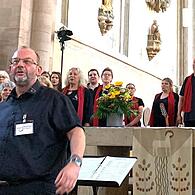 Wolfram Brüggemann und der Staffelsteiner Chor „Good News“ bei ihrem Auftritt in Nürnberg,