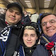 Francesco Biondolillo (rechts) mit seinen beiden Söhnen Rocco und Julian im Stadion.