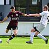 Oesdorfs Bujar Mehmeti (l.) im Duell mit Wendelsteins Carlos Schepl.