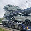 Autotransporter prallt in Brücke - Neuwagen zerstört