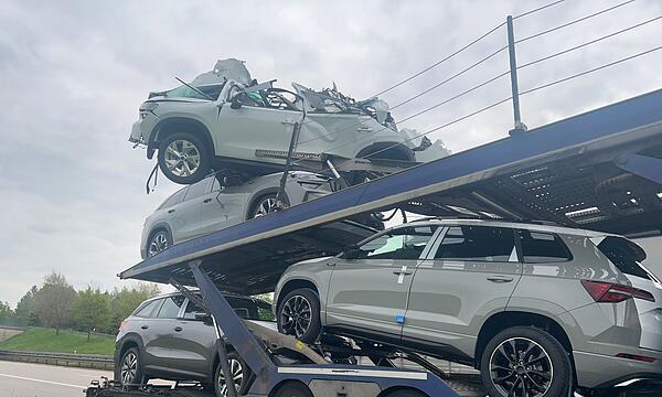Autotransporter prallt in Brücke - Neuwagen zerstört