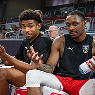 Kyle Lofton (rechts) und Noah Locke vor dem Heimspiel gegen Ludwigsburg. Am Ende reichte es nicht für die Baskets. Das US-Duo und alle weiteren Bamberger Spieler in der Einzelkritik.