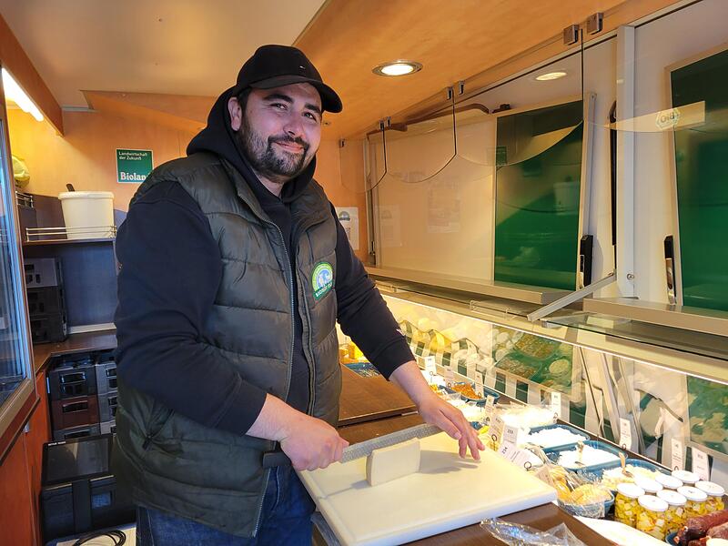 Max Stähr schneidet ein Stück vom Bierkäse ab. Bald gibt es auch Bierkäse der Pretzfelder Brauerei Nikl-Bräu.