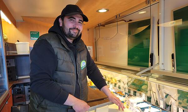 Max Stähr schneidet ein Stück vom Bierkäse ab. Bald gibt es auch Bierkäse der Pretzfelder Brauerei Nikl-Bräu.