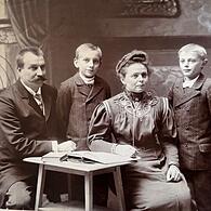 130 Jahre Juwelier Stahl in Coburg: Dieses historische Foto zeigt Emil Stahl, den Gründer des Familienbetriebs, mit seiner Frau sowie den Söhnen Alfred (Zweiter von links) und Emil junior.