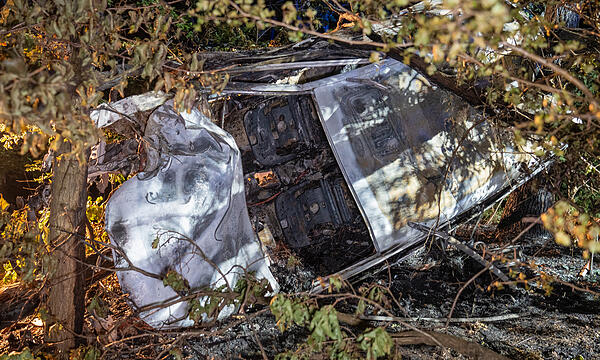 Zwischen Buch und Klebheim landete ein Auto im Wald und ging in Flammen auf.