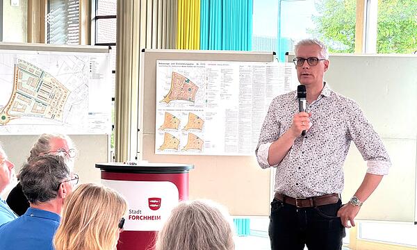 Forchheims Oberbürgermeister Uwe Kirschstein berichtet über den Stand des Wohnungsbauprojekts Pointäcker Süd in Kersbach.