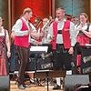 Die Musikanten von „Klingend Blech“ und die Gruppe „Querbeet“ gestalteten den fränkischen Heimatabend im gut gefüllten Rossinisaal in Bad Kissingen.