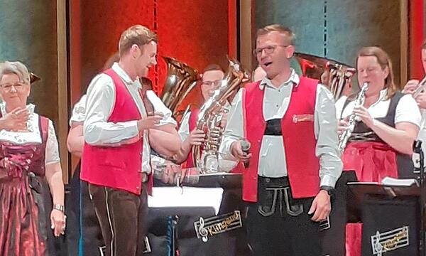 Die Musikanten von „Klingend Blech“ und die Gruppe „Querbeet“ gestalteten den fränkischen Heimatabend im gut gefüllten Rossinisaal in Bad Kissingen.