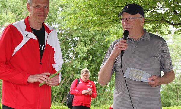 Unser Bild zeigt Otto Granich (rechts), Vorsitzender des Leichtathletik-Kreis Rhön/Saale, wie er im Rahmen der Kreis-Meisterschaften Ewald Brand vom SV Ramsthal ehrt.
