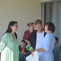 Bei der Spendenübergabe von LiveforLifeTV an das Kinder- und Jugendhospiz Bamberg wurde viel gelacht: (v.l.n.r.) Beate Neumeister, Leiterin des Sternenzeltes, Thomas Giebfried von LiveforLifeTV und Sabine Brückner-Zahneisen von der Abteilung Fundraising des Bamberger Klinikums.