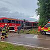 Mehrere Verletzte bei Zusammenstoß von Bahn und Lkw
