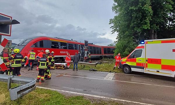 Mehrere Verletzte bei Zusammenstoß von Bahn und Lkw