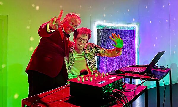 Stimmung in der Reithalle: Matthias Straub (links) und Marten Straßenberg legten bei „Straubs Musikladen“ auf.