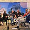 Michael Thiem (rechts) in Höchstadt im Gespräch mit ehemaligen Bewohnern: Christian, Caro, Adelina, Davis, Jürgen, Adam (von links).