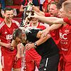 Die Bierdusche für den Trainer Stefan Dietz nach getaner Arbeit am Samstagnachmittag. Die Bierdusche für den Trainer Stefan Dietz nach getaner Arbeit am Samstagnachmittag.