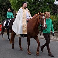 Pfarrer Daniel Schuster hoch zu Ross beim Georgiritt zum Senftenberg.