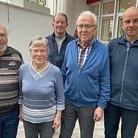 Der alte Vorstand des Rhönklub-Zweigvereins Garitz ist auch der neue: (von links) Georg Weippert, Heidrun Ruppert, Erwin Henz, Günter Karkajtis und Markus Döbert. Es fehlt Horst Hippler, der mit der 40. Wandernadel geehrt wurde.