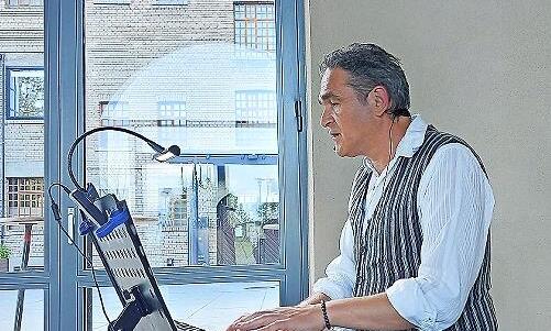 Stefan Lang sorgte für einen tiefgründigen Abend mit Gedichten und Geschichten.