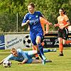 Die Schwabthaler Alina Hellmuth umspielt die Gästetorfrau Len Hofmann und versenkt den Ball zum 1:0 ins Tor.