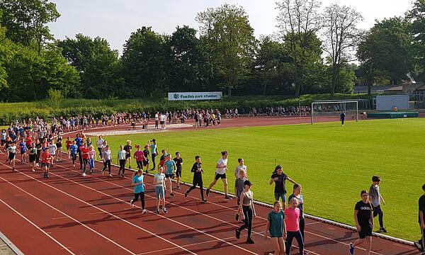 Schülerinnen und Schüler des E.T.A. Hoffmann-Gymnasiums Bamberg bei den diesjährigen Bundesjugendspielen.
