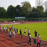 Schülerinnen und Schüler des E.T.A. Hoffmann-Gymnasiums Bamberg bei den diesjährigen Bundesjugendspielen.