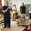 Der Schulverband Altenkunstadt besichtigt die Klassenzimmer der Mittelschule Altenkunstadt. Schulleiter Sebastian Müller (im Vordergrund) weist darauf hin, dass die Fenster schlecht gedämmt seien.