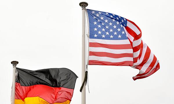 Flaggen der USA und von Deutschland