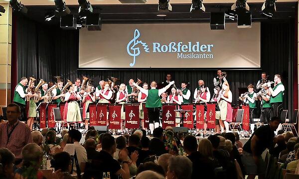 Die Roßfelder Musikanten begeisterten bei ihrem Auftritt in der ausverkauften Gerold-Strobel-Halle in Bad Rodach.
