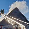 Die Feuerwehrleute gingen auch von einer Drehleiter aus gegen den Brand vor. Die Feuerwehrleute gingen auch von einer Drehleiter aus gegen den Brand vor.