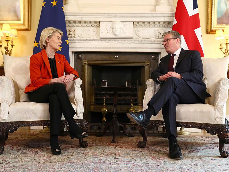 Ursula von der Leyen (l.) und Keir Starmer