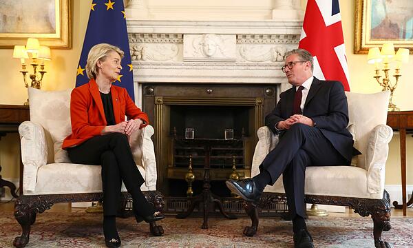 Ursula von der Leyen (l.) und Keir Starmer
