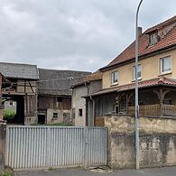 Dieses Wohnhaus in der Kissinger Straße in Nüdlingen könnte umgebaut werden. Die Scheunen dahinter würden abgerissen, um Platz für Wohnraum zu schaffen. Erste Pläne legte das Schweinfurter Architektur- und Ingenieurbüro Perleth dem Gemeinderat vor...