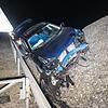 Das Fahrzeug blieb zwischen Kieshaufen und Leitplanke hängen. Das Fahrzeug blieb zwischen Kieshaufen und Leitplanke hängen.