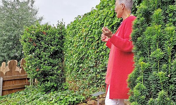 Jutta Kriegler erklärt anschaulich die verschiedenen Pflanzen und Stationen im Bibelgarten in Sondheim.
