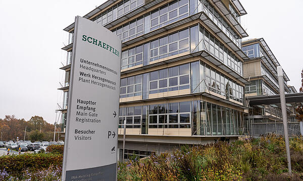 Schaeffler und Nvidia schließen eine Technologiekooperation. Die Partnerschaft hat das Ziel, Produktionsabläufe bei Schaeffler weiter zu digitalisieren und schließlich noch effizienter und agiler zu gestalten.