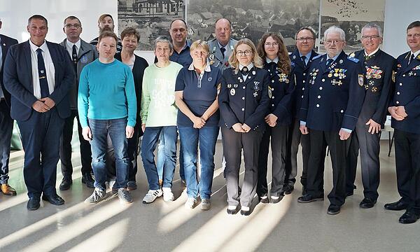 Nach den Wahlen (von links): Geschäftsführer Robert Fischer, Bürgermeister Jochen Weber, Kreisvorsitzender Jürgen Panzer, Thomas Fischer, Marcus Sachs, Andrea Woischke, Annerose Schönheit, Alexander Hojer, Sonja Tischer, Christian Nuscher, Katja D...