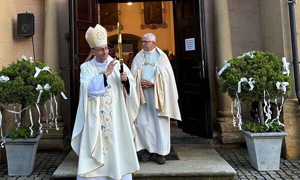 Erbischof Herwig Gössl segnet beim Auszug die Gläubigen vor der Basilika
