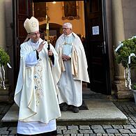 Erbischof Herwig Gössl segnet beim Auszug die Gläubigen vor der Basilika